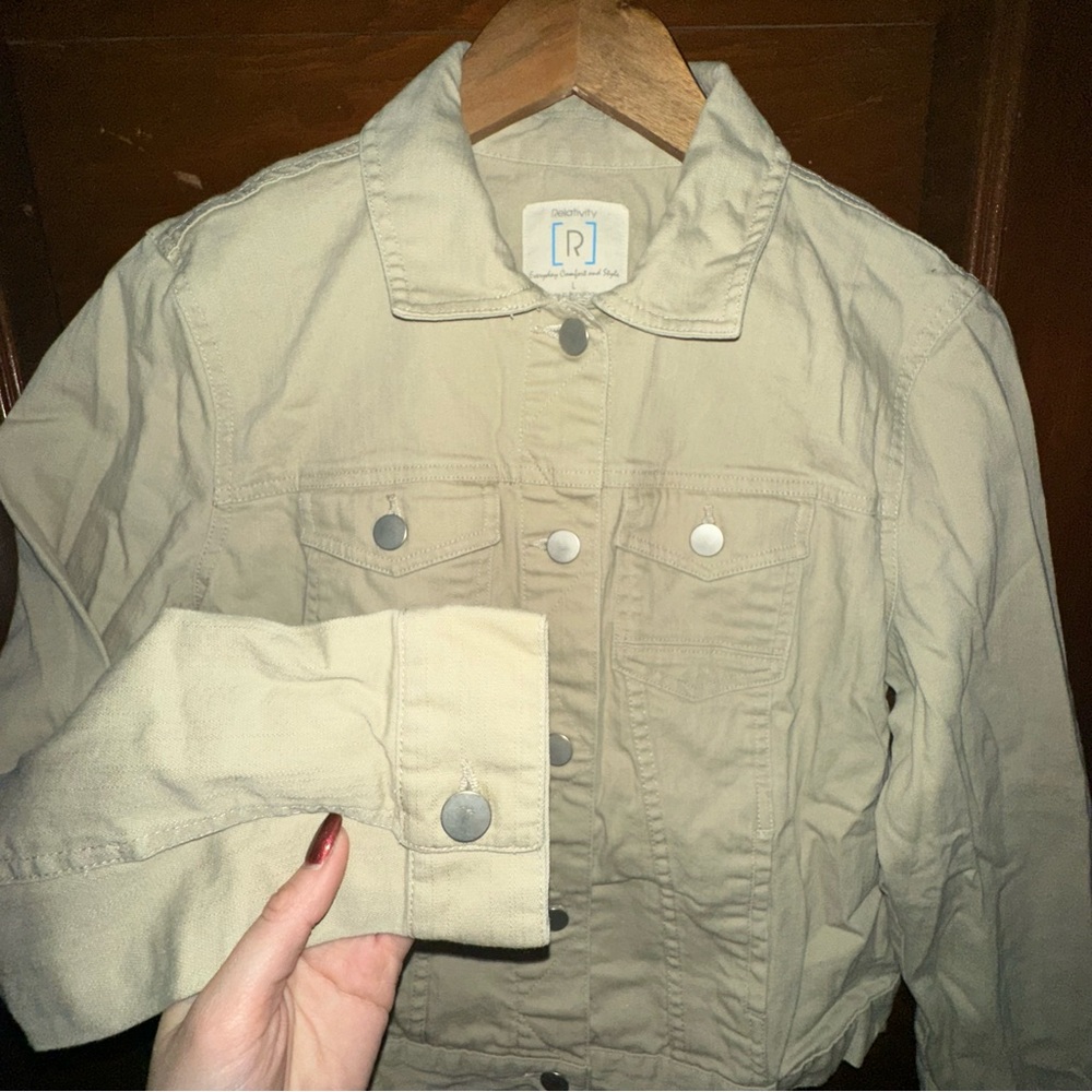 ✨ NWOT Super Cute Tan Jean Jacket ✨